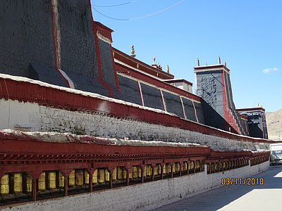 Gebetsmühlen am  Kloster Sa skya