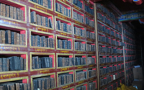 Klosterbibliothek mit geschnitzten Druckstöcken im Kloster Sera